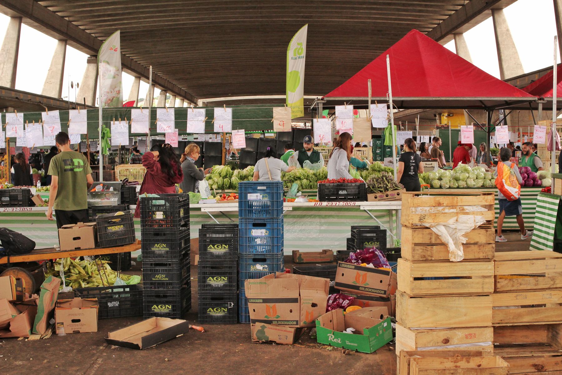 Banca de alimentos em feira, imagem ilustrativa